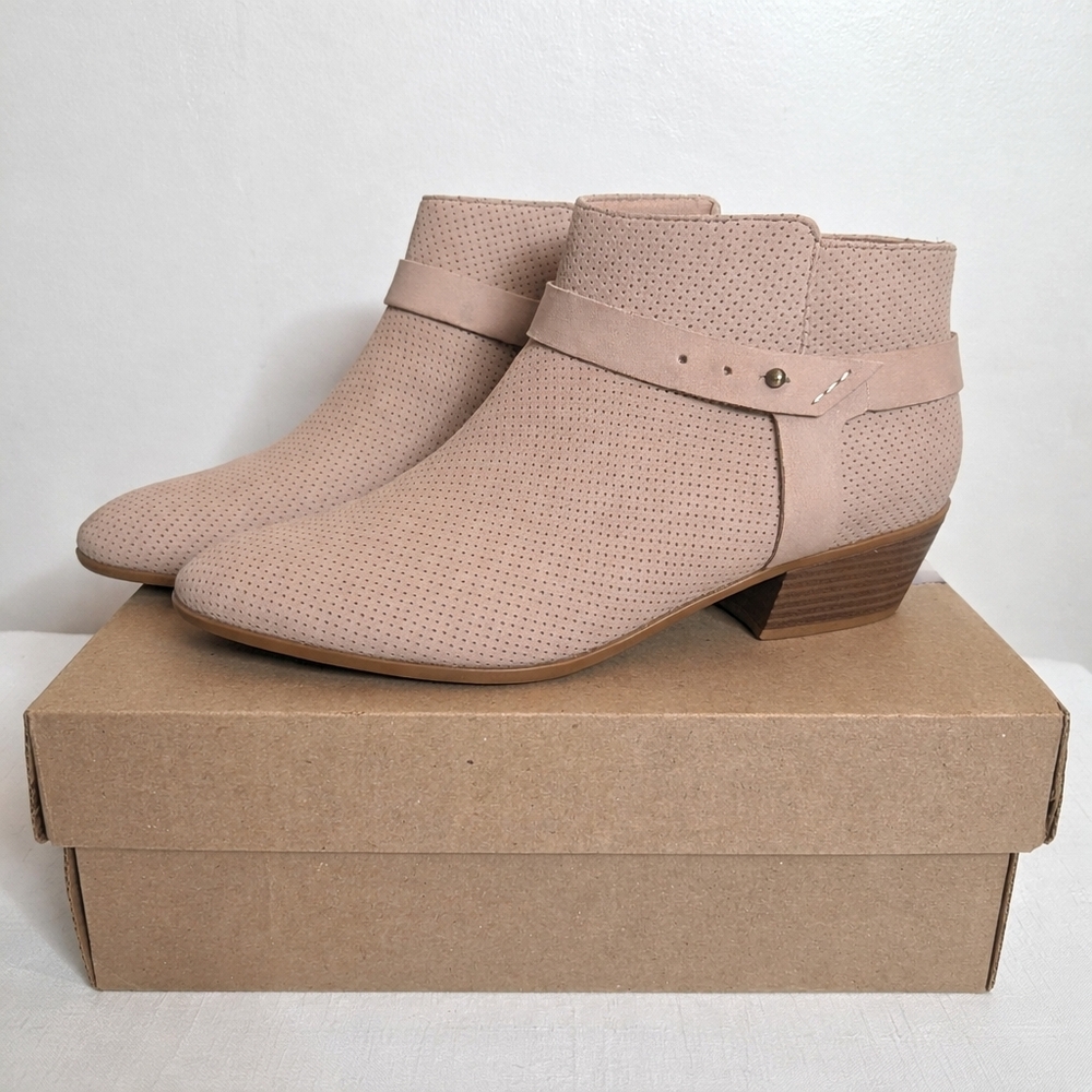 Clarks Boylan Dawn Ankle Bootie Tan Sand Leather Perforated Size 10M Side Zip
